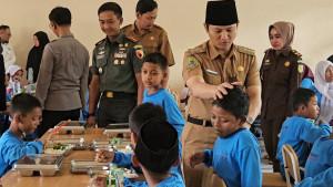 Bupati-Trenggalek-Mochamad-Nur-Arifin-meninjau-Makan-Bergizi-Gratis-MBG.jpg