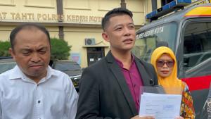 Direktur-Lembaga-Bantuan-Hukum-drsama-tim-LB.jpg