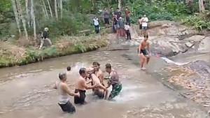 Evakuasi-siswa-SMP-tenggelam-di-dam-watulimo.jpg