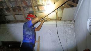 Evakuasi-ular-di-atap-rumah-warga-nganjuk.jpg
