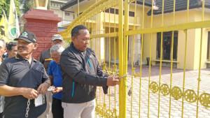 Gembok-kantor-golkar-tulungagung.jpg