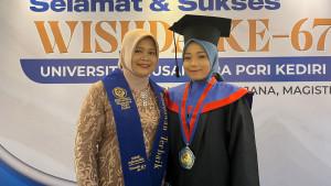 Inna-lulusan-cumlaud-UNP-Kediri.jpg