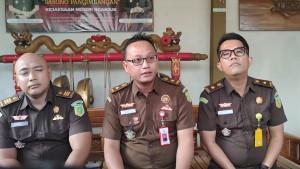 Jaksa-Kejari-Nganjuk-jelaskan-penahanan-sekdiskominfo.jpg