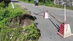 Jalan-desa-penataran-blitar-Rawan-ambrol.jpg