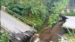 Jembatan-di-senduro-lumajang-putus.jpg