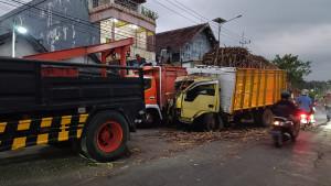 Kecelakaan-truk-tebu-di-Talun-blitar.jpg