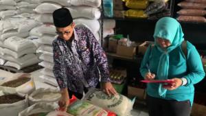 Kepala-Diskomidag-Trenggalek-Sidak-beras.jpg