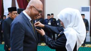 Ketua-Umum-PWI-Pusat-Akhmad-Munir-menerima-Lencana-Kehormatan-dari-Khofifah-Indar-Parawansa.jpg
