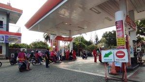 Kondisi-antrean-kendaraan-pembeli-BBM-di-SPBU-Kebon-Rojo.jpg
