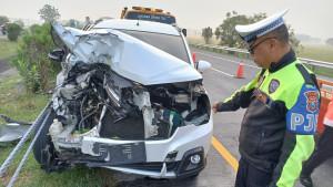 Kondisi-mobil-yang-terlibat-kecelakaan-di-ruas-Tol-Jombang-Mojokerto.jpg