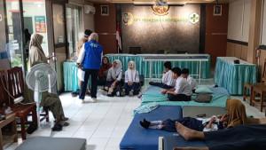 Korban-keracunan-tulungagung-dirawat-di-ruang-pertemuan.jpg