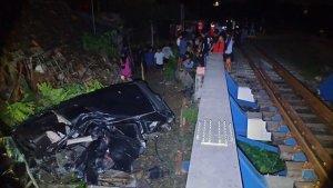 Kronologi-Kereta-Api-Kertajaya-menabrak-sebuah-mobil-saat-sedang-meli.jpg