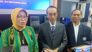 Kuasa-Menteri-Pendidikan-Tinggi-Sains-dan-Teknologi-Prof-Tjitjik-Sri-Tjahjandarie-PhD-kiri.jpg