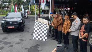 MENGIBARKAN-BENDERA-Bupati-Tulungagung-Jawa-Timur-Gatut-Sunu.jpg