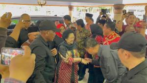 Megawati-tiba-di-Pendapa-Kota-blitar.jpg