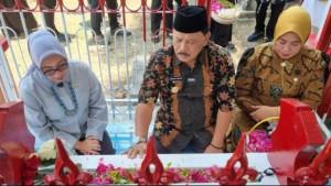 Menteri-PPA-ziarah-ke-makam-marsinah.jpg