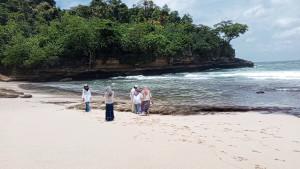Pantai-Jung-pakis-tulungagung.jpg