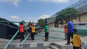 Pembersihan-atap-Stadion-penataran-roboh.jpg