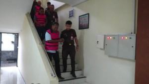 Penahanan-tersangka-Korupsi-oleh-Kejari-Tulungagung.jpg