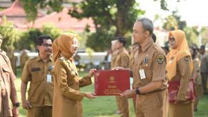 Penyerahan-SK-kenaikan-pangkat-dan-penghargaan-Kota-Kediri.jpg