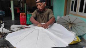 Perajin-payung-Blitar.jpg