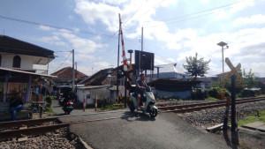 Perlintasan-KA-Jl-bakung-Kota-Blitar.jpg