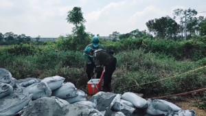Petugas-DLH-nganjuk-ambil-sampel-limbah.jpg