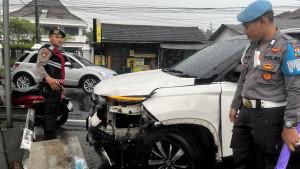 Petugas-Satlantas-Polres-Kediri-saat-olah-TKP-kecelakaan-beruntun-ya.jpg