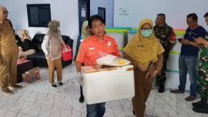 Petugas-ambil-sampel-makanan-di-SPPG-Tanggung.jpg