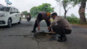 Polisi-Plemahan-Tambal-Jalan.jpg