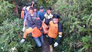 Polisi-bersama-potensi-mengevakuasi-jasad-korban.jpg