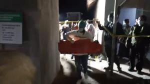 Polisi-membawa-jenazah-bayi-laki-laki-yang-dikuburkan.jpg