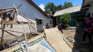 Rumah-ambruk-di-Bondowoso-akibat-gempa-sumenep.jpg