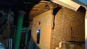 Rumah-rusak-akibat-gempa-Situbondo.jpg