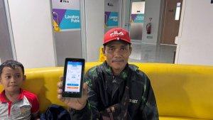 Salah-satu-peserta-BPJS-Kesehatan-Cabang-Kediri-menunjukkan-aplikasi-mobile-JKN.jpg