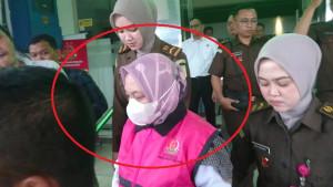Salah-satu-tersangka-korupsi-di-RRSUD-dr-Iskak-Tulungagung-Jawa-Timur-Renny-Budi.jpg