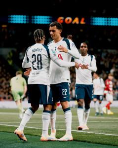 Selebrasi-skuad-Tottenham-usai-mencetak-gol.jpg