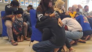 Tangis-harus-keluarga-terduga-perusakan-di-Malang.jpg