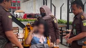 Tersangka-penipuan-ditangkap-Kejari-Tulungagung.jpg