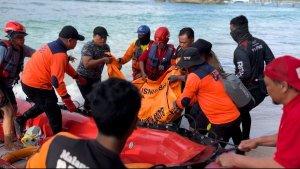 Tim-SAR-gabungan-mengevakuasi-korban-tenggelam-di-Pantai-Balekambang-Jumat-1142025.jpg