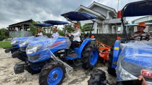 Traktor-bantuan-untuk-gapoktan-Kediri.jpg