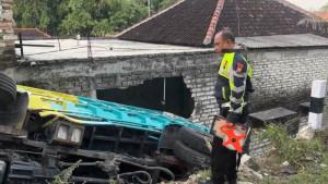 Truk-terguling-di-labang-Bangkalan.jpg