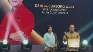 Wakil-Ketua-DPRD-Jawa-Timur-Deni-Wicaksono-meraih-penghargaan-JTV-Legislatif-Awards-2025.jpg