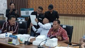 Warga-Serahkan-petisi-ke-bupati-Tulungagung.jpg
