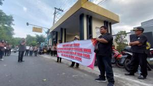 Warga-demo-di-polres-Kediri.jpg