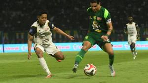 emain-Persebaya-Bruno-Moreira-kanan-berhadapan-dengan-pemain-Persija.jpg