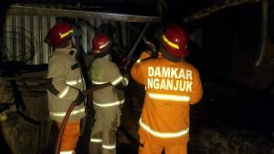 ersonel-Damkar-Kabupaten-Nganjuk-tengah-berjibaku-memadamkan-api.jpg