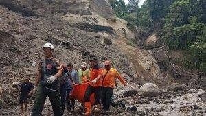 evakuasi-korban-longsor-di-garum-kabupaten-blitar.jpg