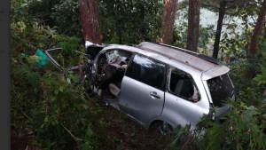 kecelakaan-avanza-di-pacet-mojokerto.jpg