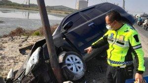 mobil-grand-livina-tabrak-3-motor-di-manyar-gresik.jpg
